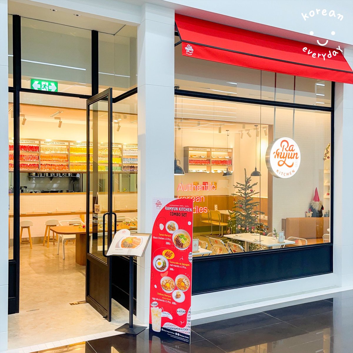 คาเฟ่รามยอนเกาหลีเกาใจใจกลางสยาม😍 Ramyun Kitchen สวรรค์ของคนรักเส้นเลย เมนูที่ร้านจะเป็นรามยอนล้วนๆ เราลองจาปาร์เกตตี้กับคาร์โบนาร่า เข้มข้นครีมมี่ดีมากๆ อร่อยอะ😋 <a href="/aroii/">@aroii บอกต่อ</a> #อร่อยบอกต่อ
