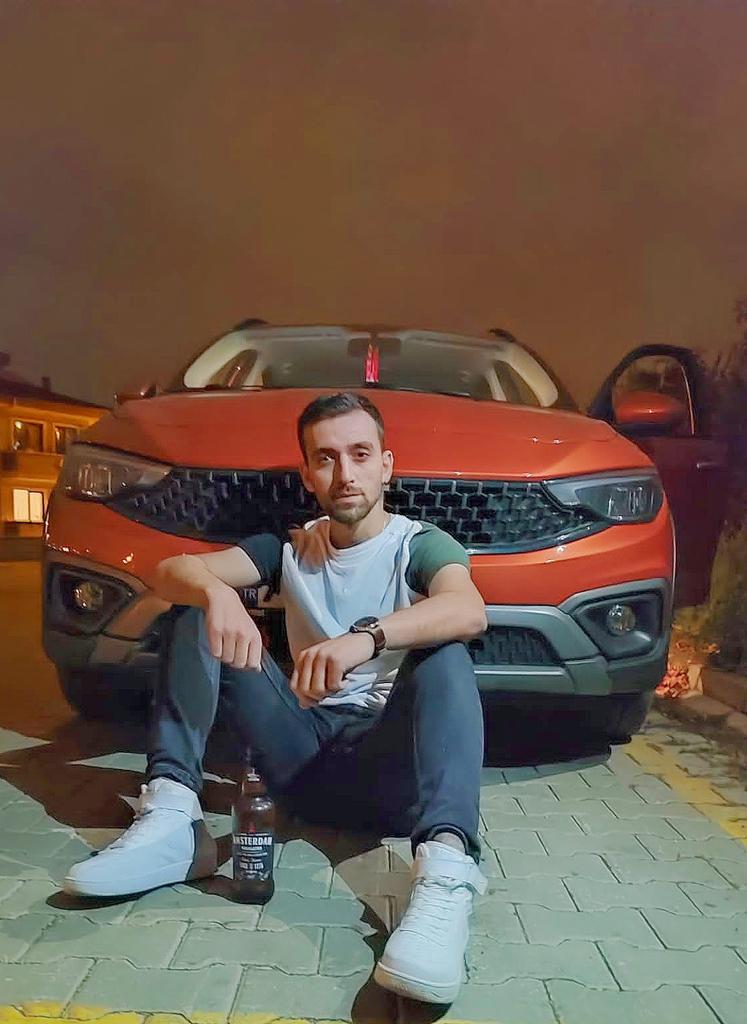 Hayatta üç şey güzeldir; güneşin batışı, suyun akışı, onun bakışı.