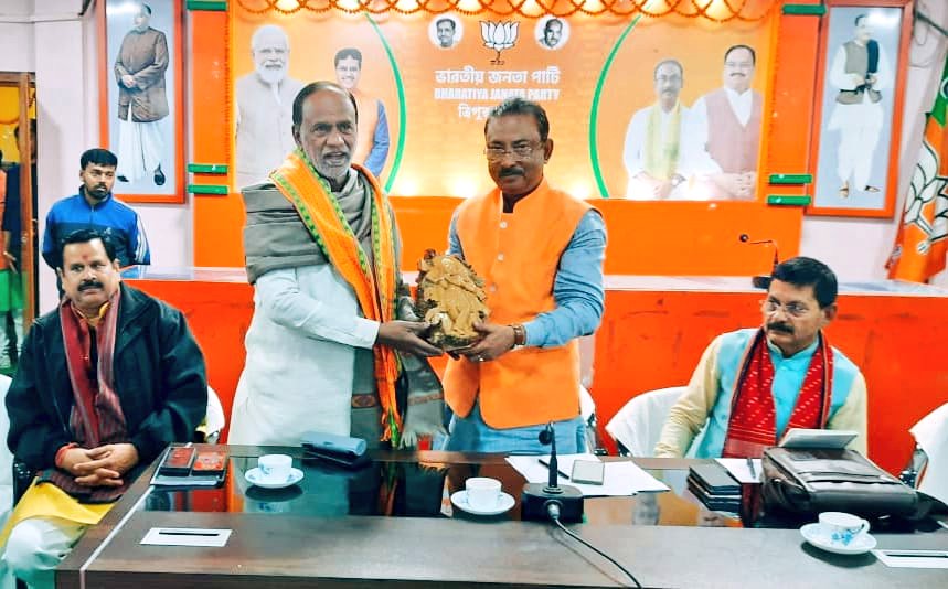 Rajib4BJP's tweet photo. আজ প্রদেশ কার্যালয়ে ও.বি.সি মোর্চার রাষ্ট্রীয় সভাপতি @drlaxmanbjp জীর সাথে সৌজন্যমূলক সাক্ষাতে মিলিত হই। https://t.co/6R6eKdjqYF