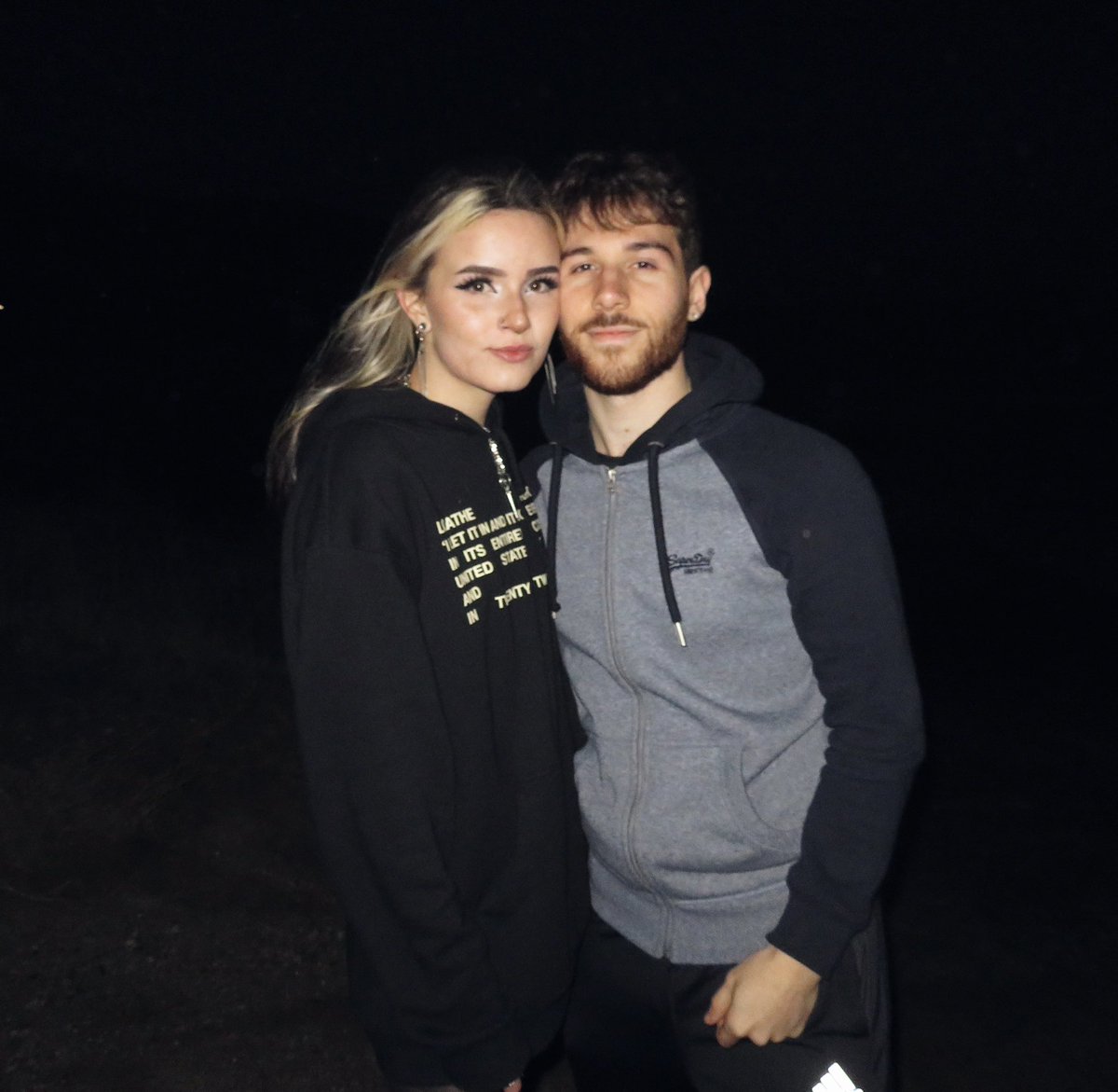 zaonen's tweet image. had an amazing new years in Los Angeles with the loml 👍(besides him losing his wallet on the flight back 👎)