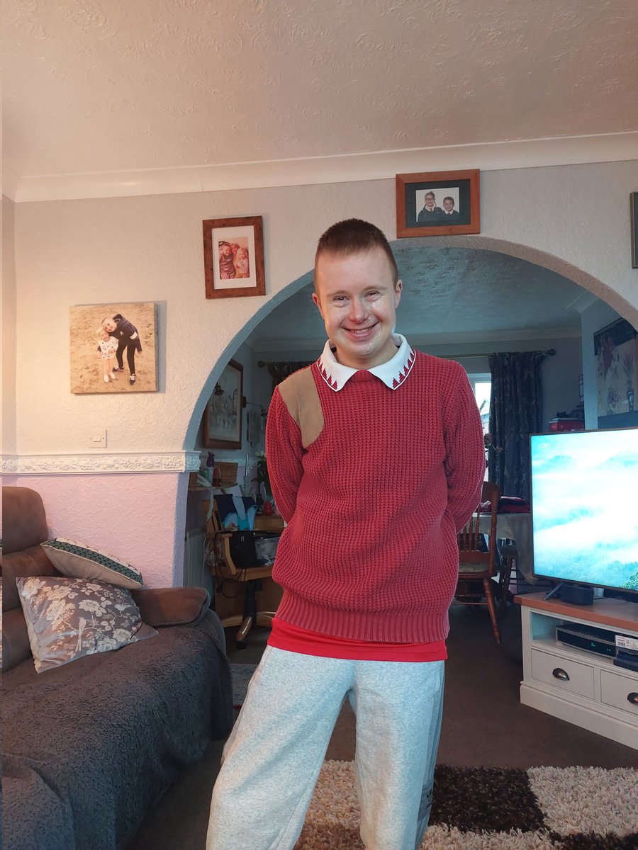 Off to watch <a href="/ManUtd/">Manchester United</a> Cal is a season ticket holder.  He worships <a href="/B_Fernandes8/">Bruno Fernandes</a> come on Reds make his night 🌙