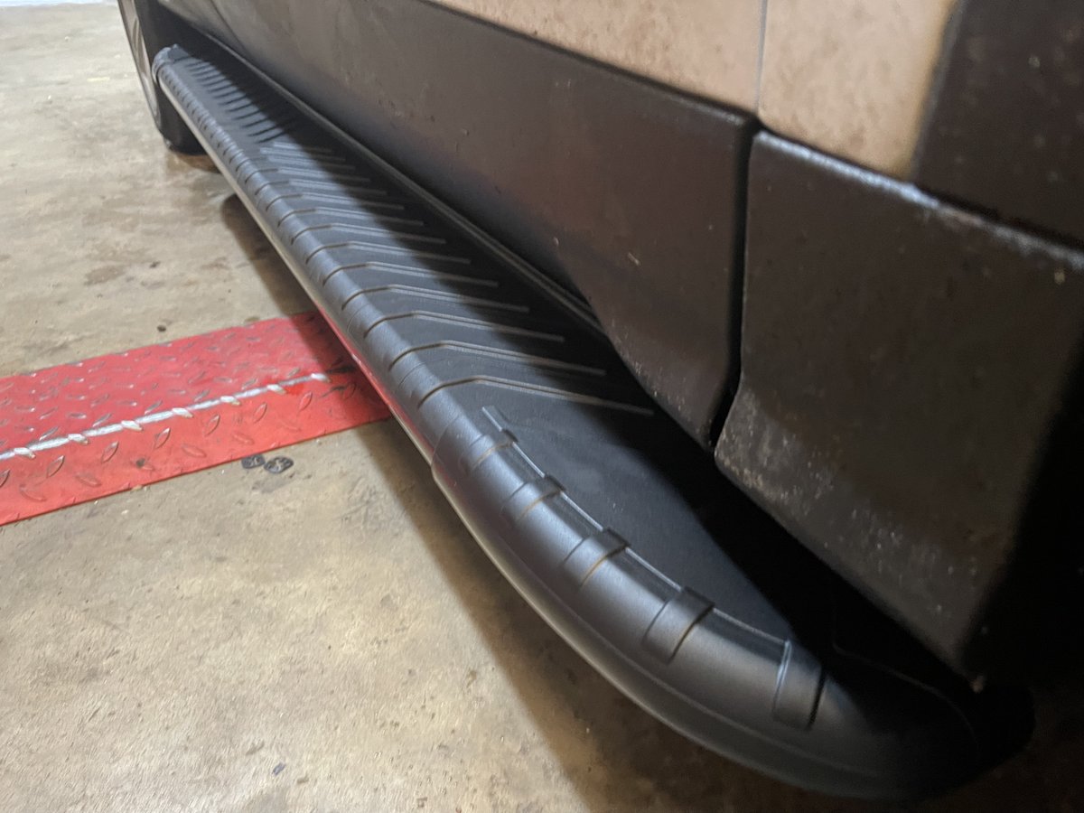 tva_styling's tweet photo. 🔴⚫️Our first fitting for 2023 ⚫️🔴 #FordKuga #SIDESTEPS #runningboards#RaptorSteps https://t.co/Ork4SHBWUE