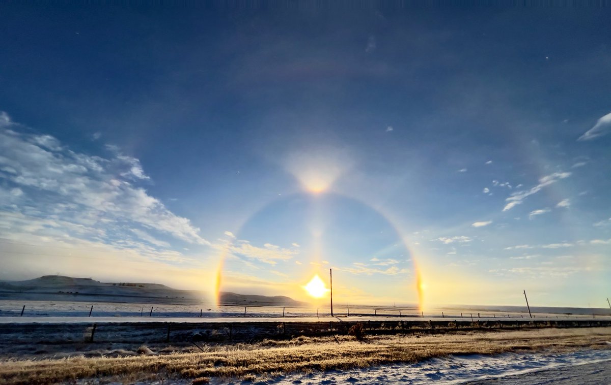 Incredible display of atmospheric optics this morning along the Colorado/Wyoming border!

Upper Tangent arc, Parhelic Circle, 46-degree halo, and even a rare Moilanen Arc! (b/t sun & tangent: atoptics.co.uk/halo/marc.htm)
#cowx #wywx #AtmosphericOptics