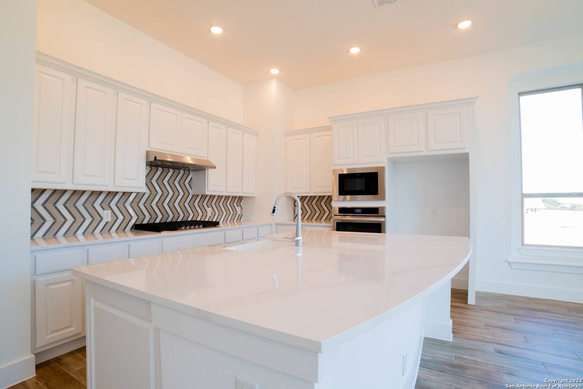 klause_krista's tweet photo. Modern style meets warmth and comfort in this 3 bedroom, 3 bathroom, office and media room, single story home! Open concept, natural light, impressive soaring ceilings and 8 ft tall doors through out

 https://t.co/MYa0xNDHwl https://t.co/4IZFHxMDBl