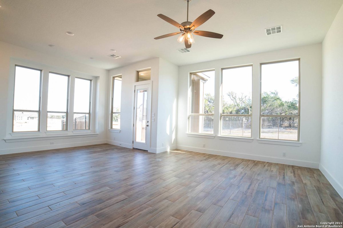 klause_krista's tweet photo. Modern style meets warmth and comfort in this 3 bedroom, 3 bathroom, office and media room, single story home! Open concept, natural light, impressive soaring ceilings and 8 ft tall doors through out

 https://t.co/MYa0xNDHwl https://t.co/4IZFHxMDBl