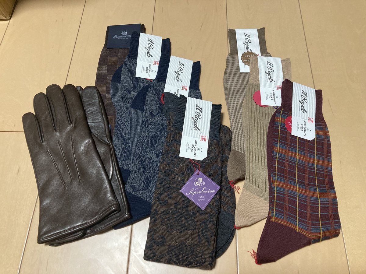 syuholi's tweet photo. 昨日今日は個人的なお出かけ!
昨日は毎年恒例の学生の頃からの仲間内の新年会(という名の打ち初め式w)、今日は会社の会長宅での新年会、からの新春セール巡り。
沢山イルレガロを買えて大満足でした😁
#berluti
#yeossal
#今日愛用の手袋無くしたので手袋も購入
#昨日の麻雀は7連続トップを記録w https://t.co/DRfhitaoyO