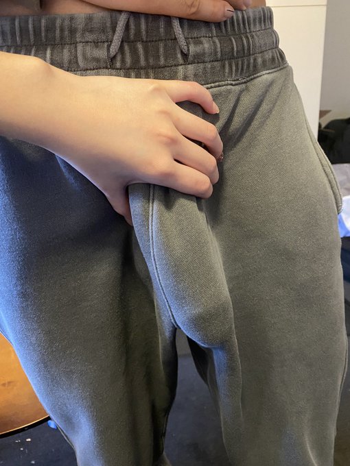 灰裤子 https://t.co/R0sybM3OCr<a href="/tag/%E6%83%85%E4%BE%A3%E6%97%A5%E5%B8%B8"class="tags"><span>#情侣日常</span></a><a href="/tag/%E7%A7%81%E6%88%BF%E6%91%84%E5%BD%B1"class="tags"><span>#私房摄影</span></a><a href="/tag/%E9%9C%B2%E5%B2%80"class="tags"><span>#露岀</span></a><a href="/tag/%E7%A7%81%E6%88%BF%E6%A8%A1%E7%89%B9"class="tags"><span>#私房模特</span></a>