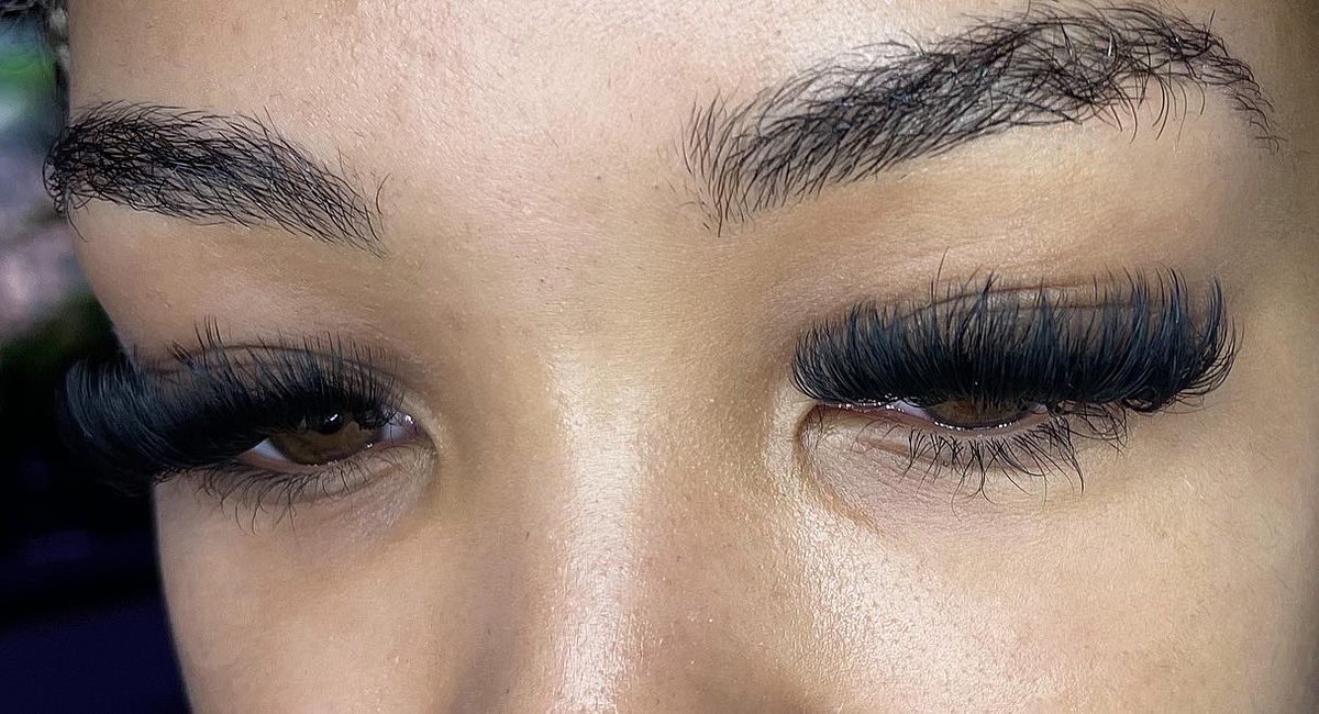 Volume 🎆 
•
•
•
#Lashes #lashtech #dmvlashtech #wispylashes #minklashes #lashextensions #explore #explorepage #classiclashes #volumelashes #megavolumelashes #marylandlashtech #lashbeauty #beautyroom #lightlashes #cateye #LashAddict #blackbuisness