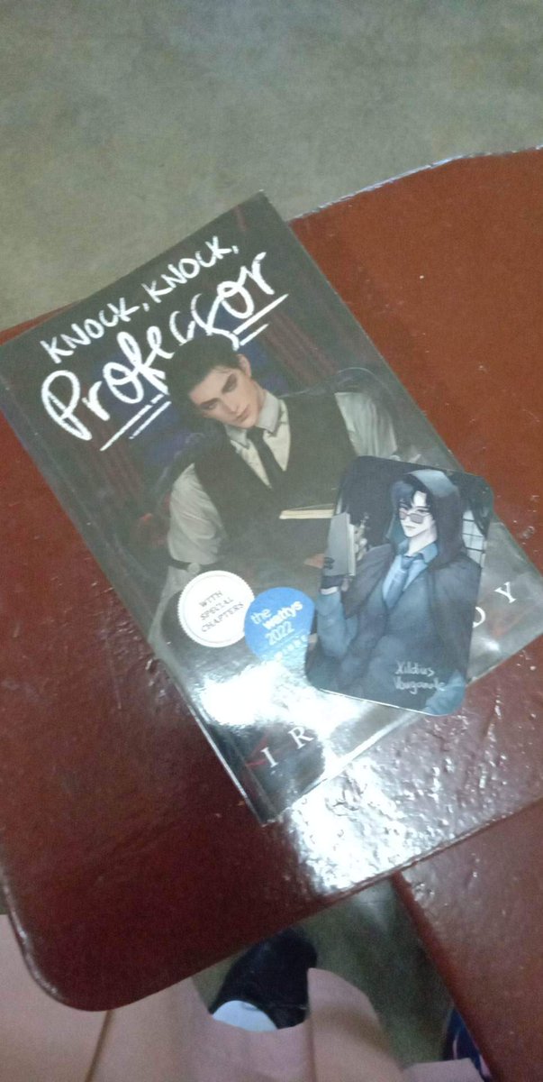 _hyeinluv's tweet photo. Been talking to my friend about KKP for the longest time until I finally got her to read it. She's now reading HL and is head over heals for our Xalvienge. I got a chance to borrow her book for the whole day, today. ^^ #kkpublishedbook #XVishere #knockknockprofessor ❤️ https://t.co/J5GHZzQP8Z
