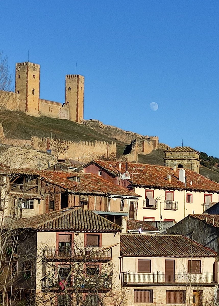 Parada obligatoria en Molina de Aragón. Hoy esta histórica ciudad se veía preciosa y a tres días de tener luna llena, nos quedaba esta estampa 🌔

@MolinaDeAragon