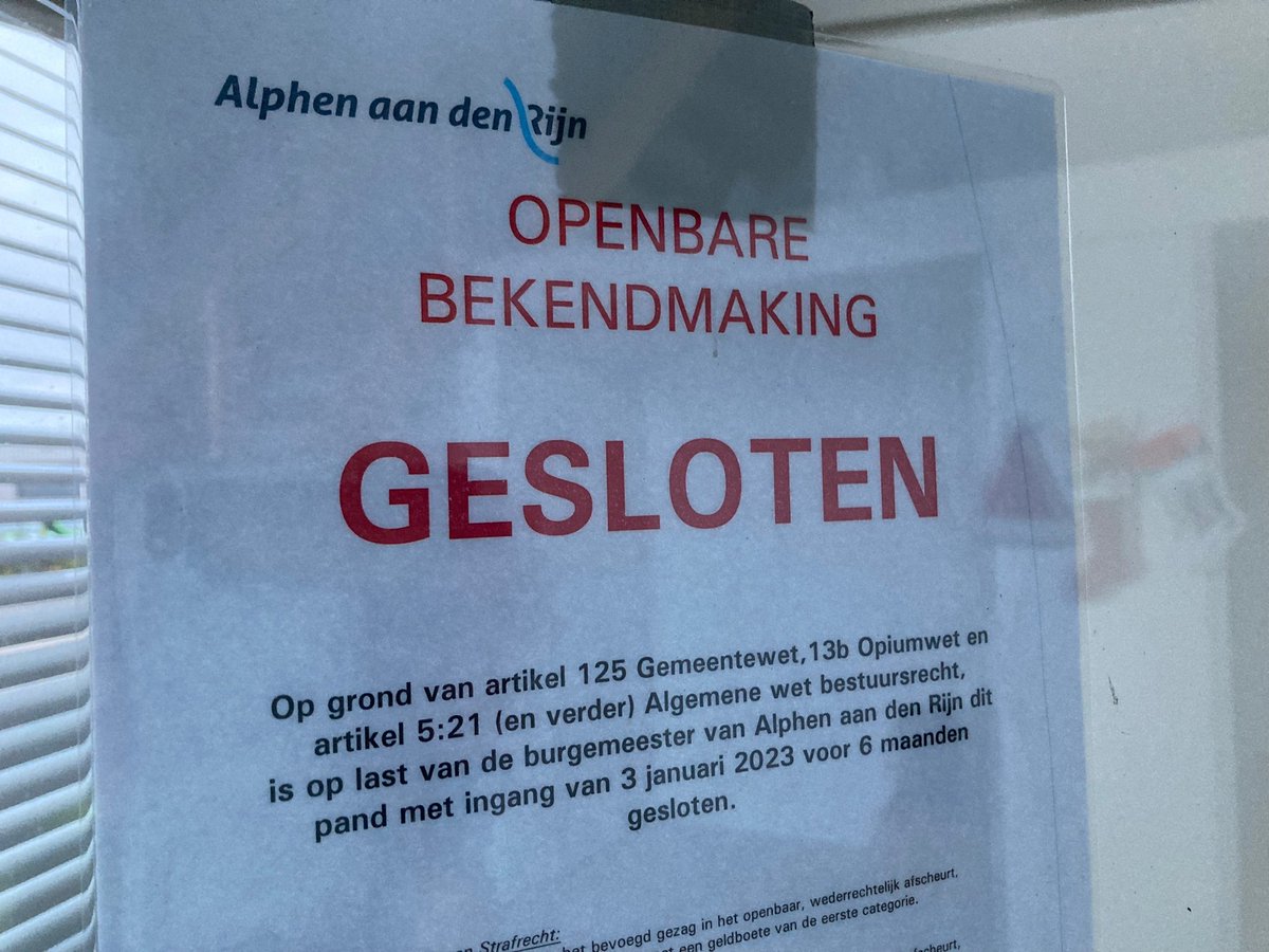 POL_handel_alph's tweet photo. Pand aan de Koperweg #Alphen op last van de burgemeester gesloten voor de duur van 6 maanden ivm overtreding #opiumwet . Verhuurder gesproken en tips gegeven om dit soort problemen samen te voorkomen. https://t.co/1RGNN38JMG