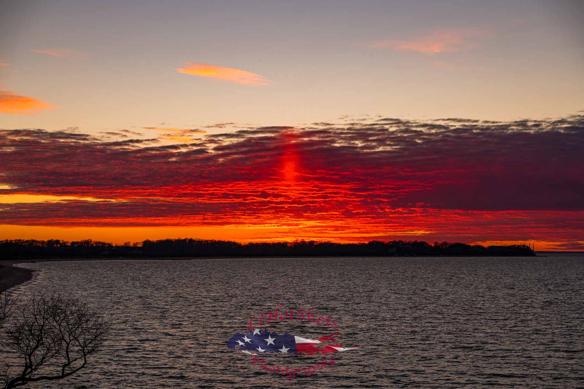 LiHotShots's tweet photo. 1/1/2023 Old Field NY: Sunset as seen from #OldFieldPoint #OldFieldPointLighthouse #NewYearsDaySunset #FirstSunsetOf2023 #SunPillar @villageoldfield @NikonUSA #NikonZ9 @Newsday #LiNews https://t.co/zPvxtX8VJc