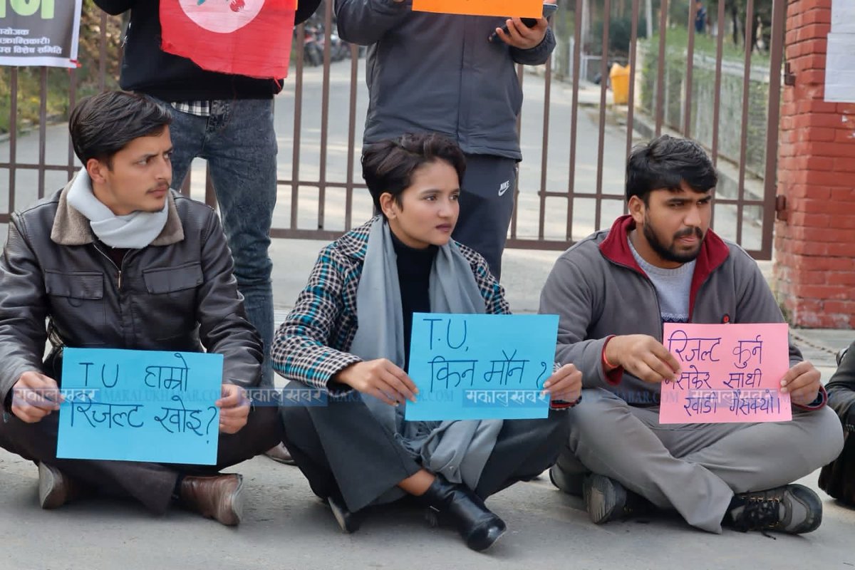 joshi_seren1's tweet photo. ६ महिनाभित्र प्रकाशित हुनुपर्ने नतिजा एक व���्ष नाघ्दा नि प्रकाशित नभएको अवस्थामा त्रिवि परीक्षा नियन्त्रक कार्यालय ,बल्खु अगाडि नेपाल विद्यार्थी संघको बिरोध स्वरुप धर्ना कार्यक्रम।
जय नेपाल।
@tu_information 
@PM_nepal_ https://t.co/pzQdpE0yn1