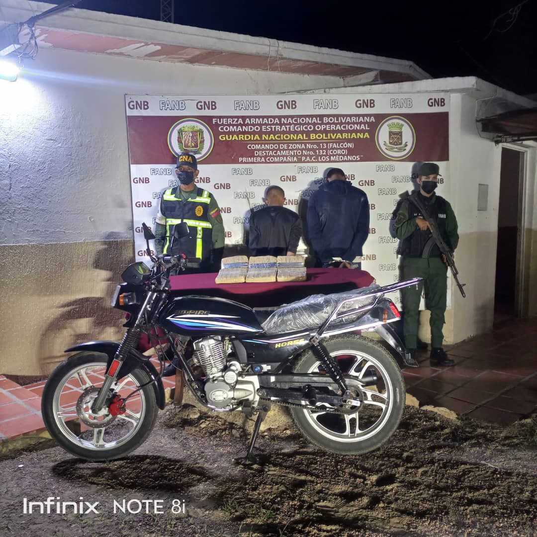AlbertoMatheus_'s tweet photo. #3Ene En el PAC "Los Medanos" estado #Falcón dos detenidos y la retencion de una motocicleta tras incautarle (6,900kg) de Marihuana.

Procedimiento A/O del M.P

Seguiremos desplegados para erradicar las mafias que pretenden manchar nuestro territorio 
#PazYConvivencia https://t.co/OfjnBpmwII