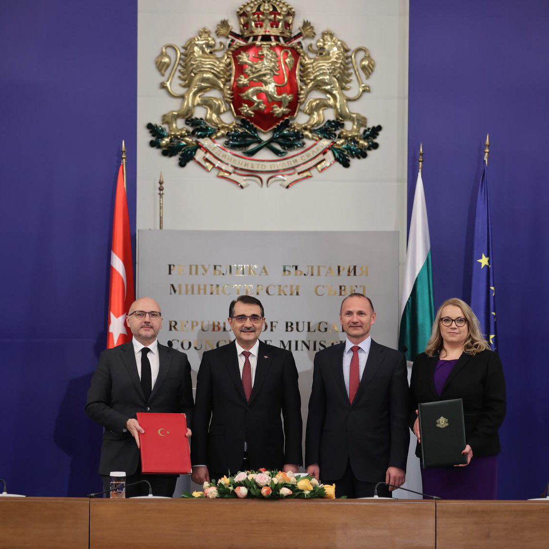Türkiye’nin doğalgaz ticaret merkezi olma yolunda stratejik bir adımı geride bıraktık. Hayırlı Olsun Türkiye ile Bulgaristan arasında yılda yaklaşık 1,5 milyar metreküpe kadar doğalgaz transferi sağlayacak işbirliği anlaşması imzalandı.