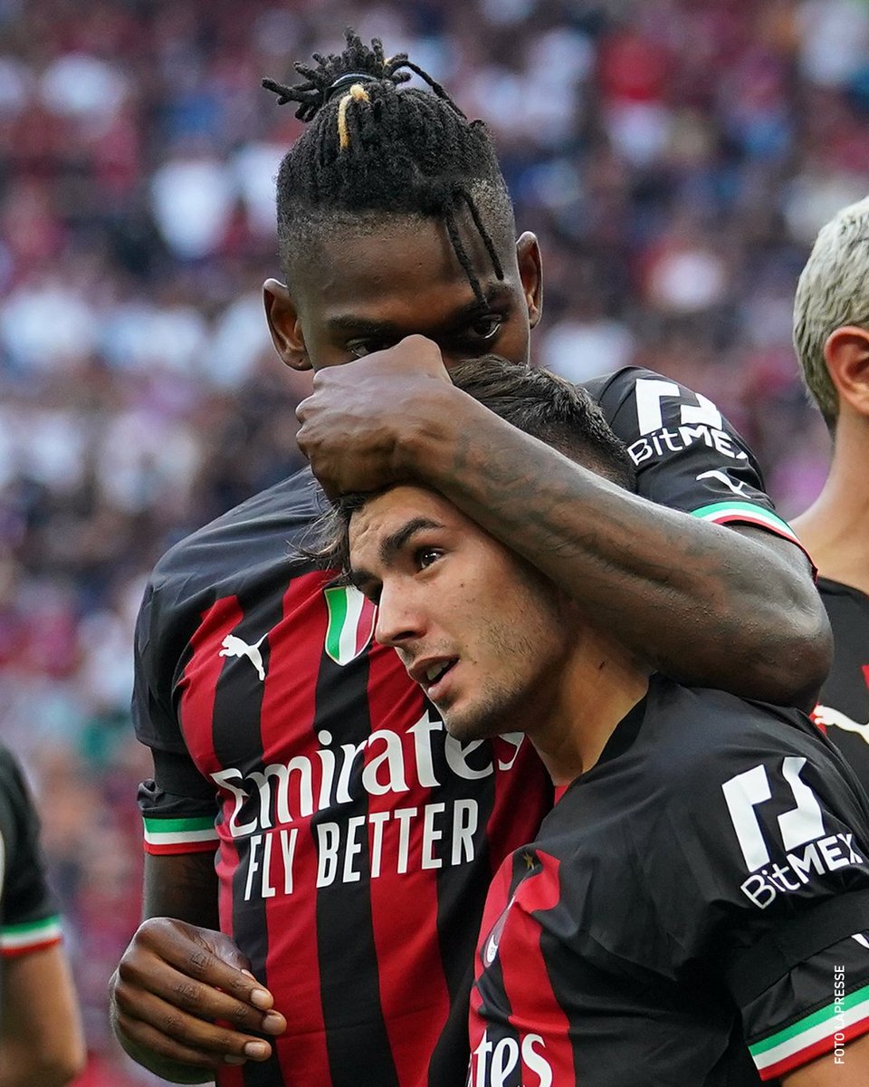 SerieA_EN's tweet photo. 𝗕𝗲𝘀𝘁 𝗯𝘂𝗱𝘀 ❤️🖤 @acmilan https://t.co/oZDxXovvxF