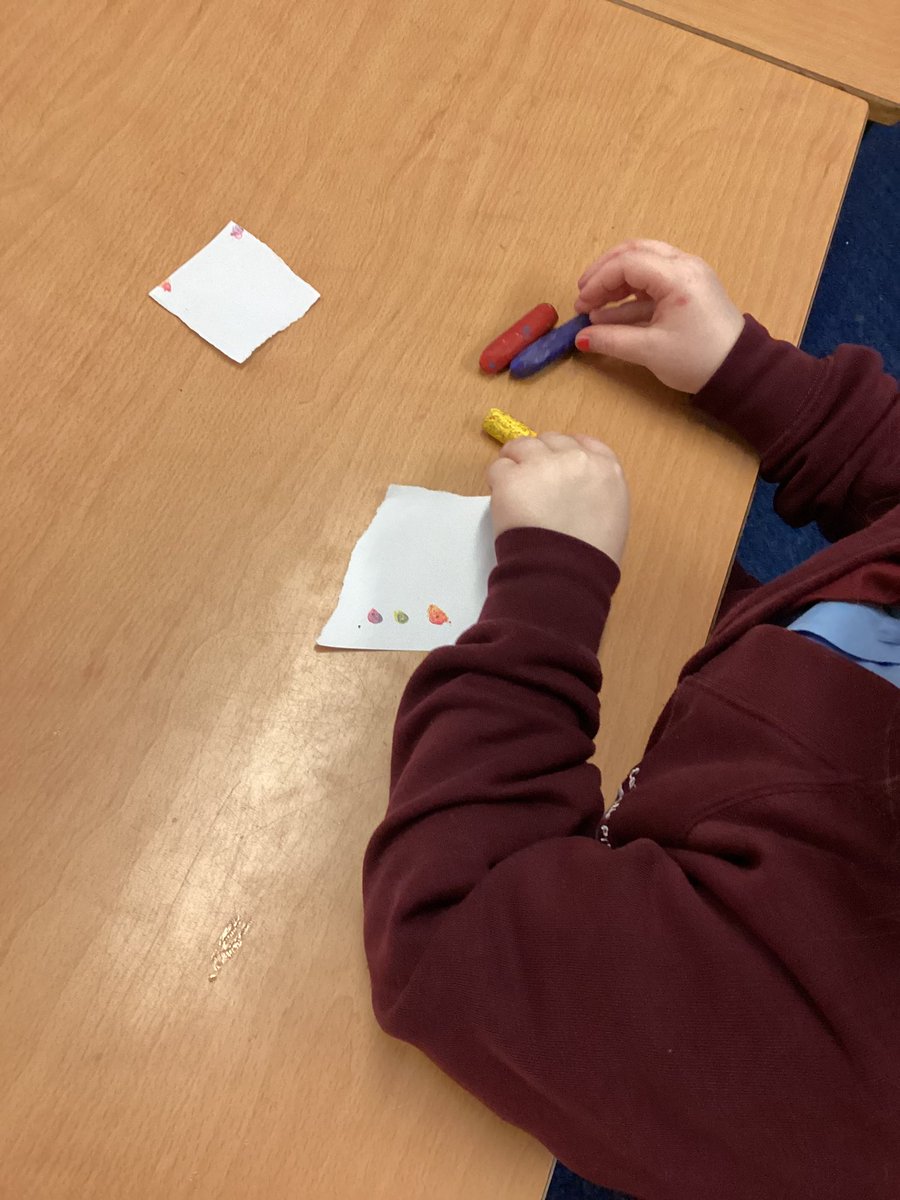CharlesPrimary1's tweet photo. This afternoon, Year 1 had lots of fun learning about the primary colours and then had a go at mixing them to make secondary colours 🖍🖌 #StChArt https://t.co/bOTkPU6MQd