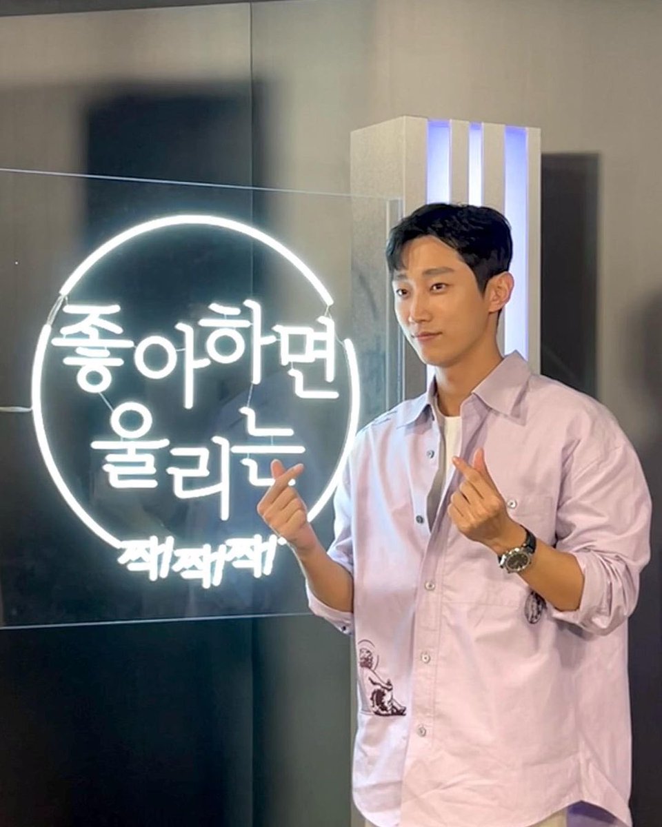 내 애착포즈 🫰🏻👍🏻 #좋아하면울리는짝짝짝Translate post