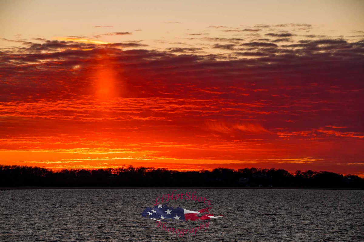 LiHotShots's tweet photo. 1/1/2023 Old Field NY: Sunset as seen from #OldFieldPoint #OldFieldPointLighthouse #NewYearsDaySunset #FirstSunsetOf2023 #SunPillar @villageoldfield @NikonUSA #NikonZ9 @Newsday #LiNews https://t.co/zPvxtX8VJc