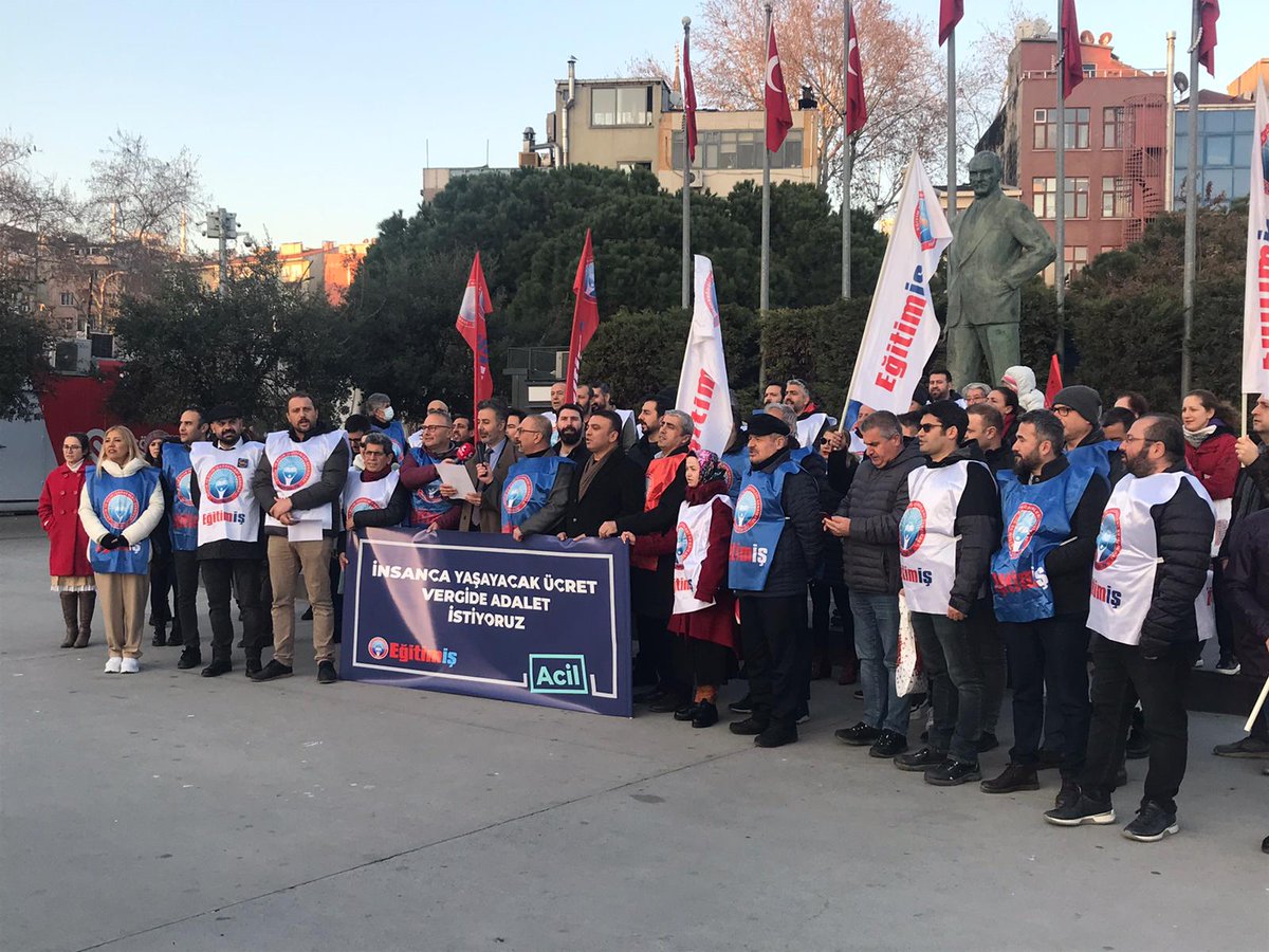 sagermustafa46's tweet photo. Asgari ücrete yüzde 56 zam yap memura şaka gibi yüzde 25 yap böyle böyle bizi asgari ücrete eşitlediler. Eğitim -iş olarak bugün 17:00 de tüm Türkiye'de basın açıklaması yaptık ve #AlZammınıBaşınaÇal dedik. Tüm memurları Birleşik kamu iş çatısı altında mücadeleye çağırıyoruz ✊ https://t.co/ZRf311vv0N