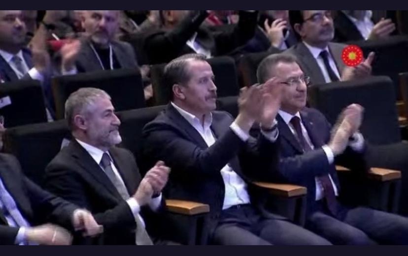 Öğretmenlerin ahı özellikle bu fotoğrafın ortasındaki kişinin üzerinde olacaktır. Yazık bir de canhıraş alkışlıyor