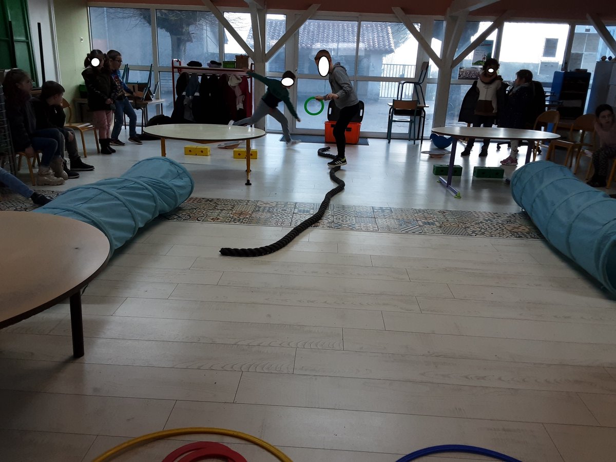 CChalandray's tweet photo. Il y a une nouvelle élève dans la classe : Nellyssia.
On a ouvert les cadeaux de Noël : les CP ont eu un jeu et les CE2 ont eu un billet pour le Puy du fou !
On a reçu une carte de vœux 100% recyclée (Bravo 😄). Merci aux CE2 de J.Martinat #Defitwitt https://t.co/8mH3DsyMmO