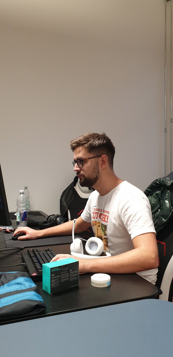 SMILEY_s6's tweet image. First day in the Spandau office, TIME TO GET TO WORK #EINS