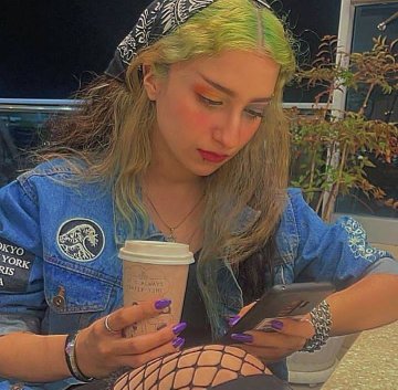 'Ik kwam, en u was er niet.
Ik vroeg het, en u gaf geen duidelijk antwoord.
We hebben een advocaat gekozen &amp; die stond u niet toe.'
Dit zijn de woorden vd moeder v #Armita_Abbasi aan de Iraanse gerechtelijke autoriteiten.
Armita is al een week in hongerstaking.
Wees svp haar stem