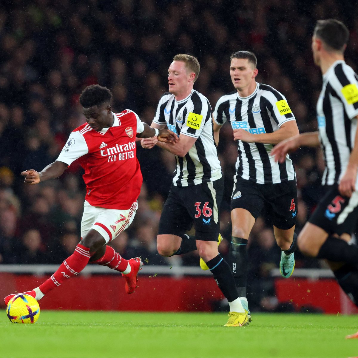Very tough first half. The game is physical n Our players look fatigued. Hope we up our game in the 2nd half. Let me not talk about the ref n his love for splashing cards. #ARSNEW #COYG