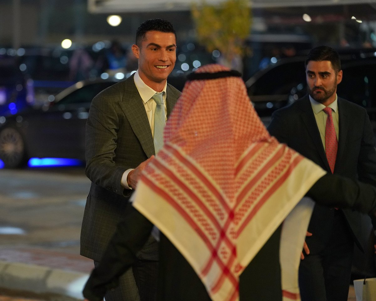 AlNassrFC's tweet photo. من هُنـا البداية 💛
#HalaRonaldo 💛 https://t.co/WLqjKqXuna