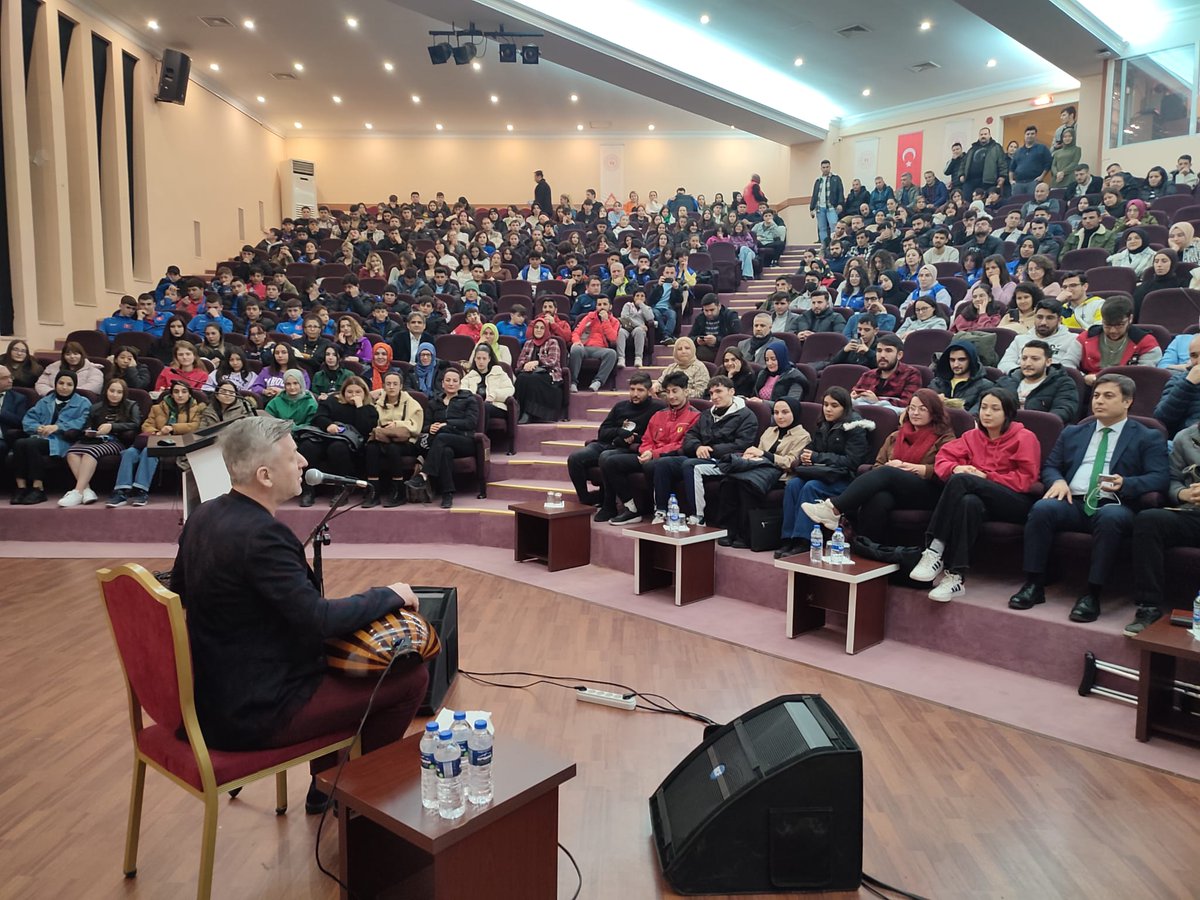 🎶Metin Şentürk, yürek ısıtan şarkılarla Manisa'da öğrencilerimizleydi.