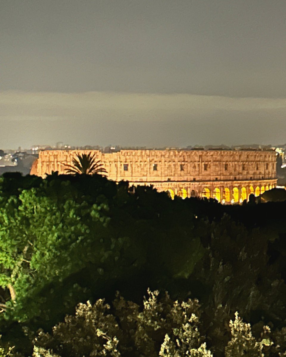 Il Colosseo di giorno, al chiaro di luna, a lume di torcia e con ogni sorta di luce è quanto di più stupendo e terribile. 🤩❤️✨
(Charles Dickens, lettera a Miss Burdett Coutts, 1845)

#colosseo🏟 #italytravels #loverome❤️ #guesthouse #residenza_vaticana_ #traveling