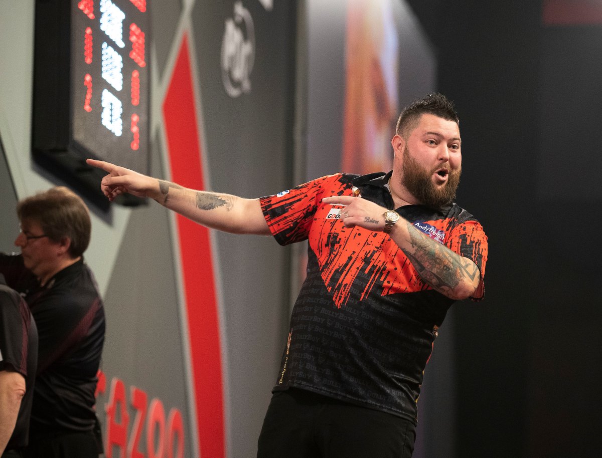 MICHAEL SMITH HITS A NINE-DARTER AFTER MICHAEL VAN GERWEN MISSES D12 FOR ONE OF HIS OWN!!! 9⃣

Have you ever seen anything like that?! 🤯

#WorldDartsChampionship