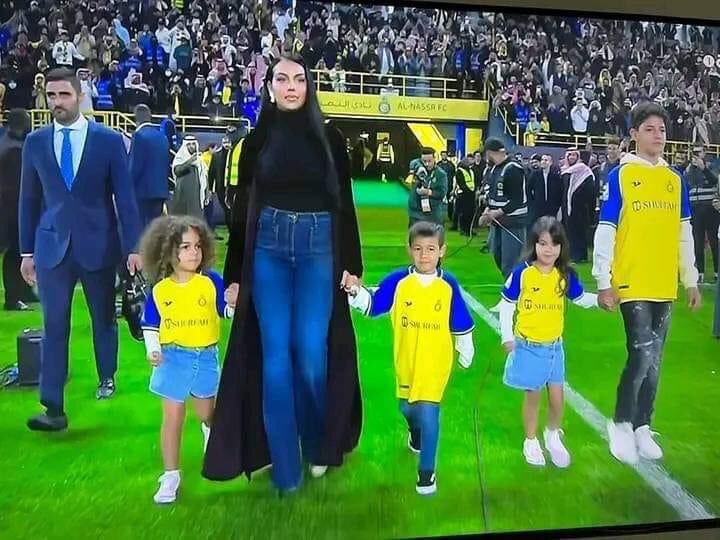 سجل يا تاريخ جورجينا لبست العبايه السمرا😂❤❤❤❤❤