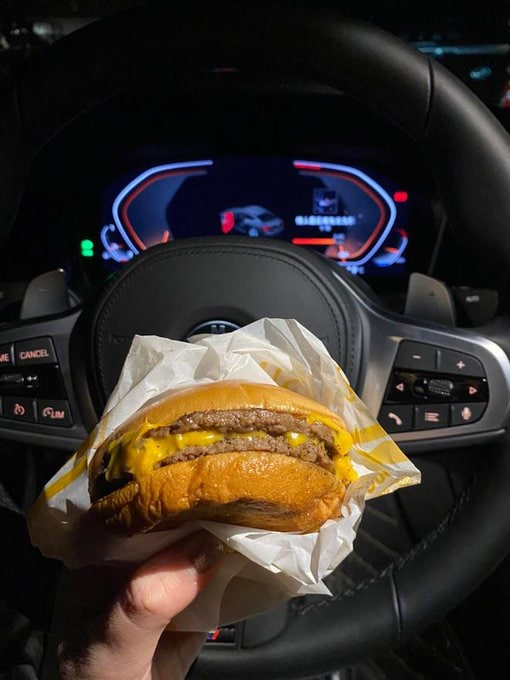 Evangelara's tweet photo. It’s the taste you can’t let go.🍔 https://t.co/kxJf0RHfyP