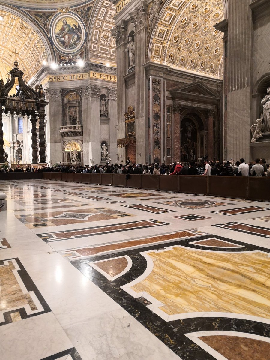 PdeTorsiac's tweet photo. Flot ininterrompu de fidèles dans la basilique Saint Pierre. Ils sont venus du monde entier se recueillir devant la dépouille de Benoît XVI. ⁦@radiorcf⁩ ⁦@etiennepepin⁩ https://t.co/cVNVlaHNsg