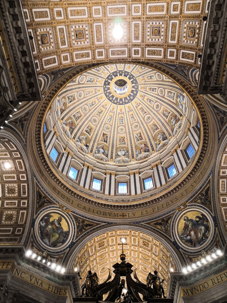 PdeTorsiac's tweet photo. Flot ininterrompu de fidèles dans la basilique Saint Pierre. Ils sont venus du monde entier se recueillir devant la dépouille de Benoît XVI. ⁦@radiorcf⁩ ⁦@etiennepepin⁩ https://t.co/cVNVlaHNsg