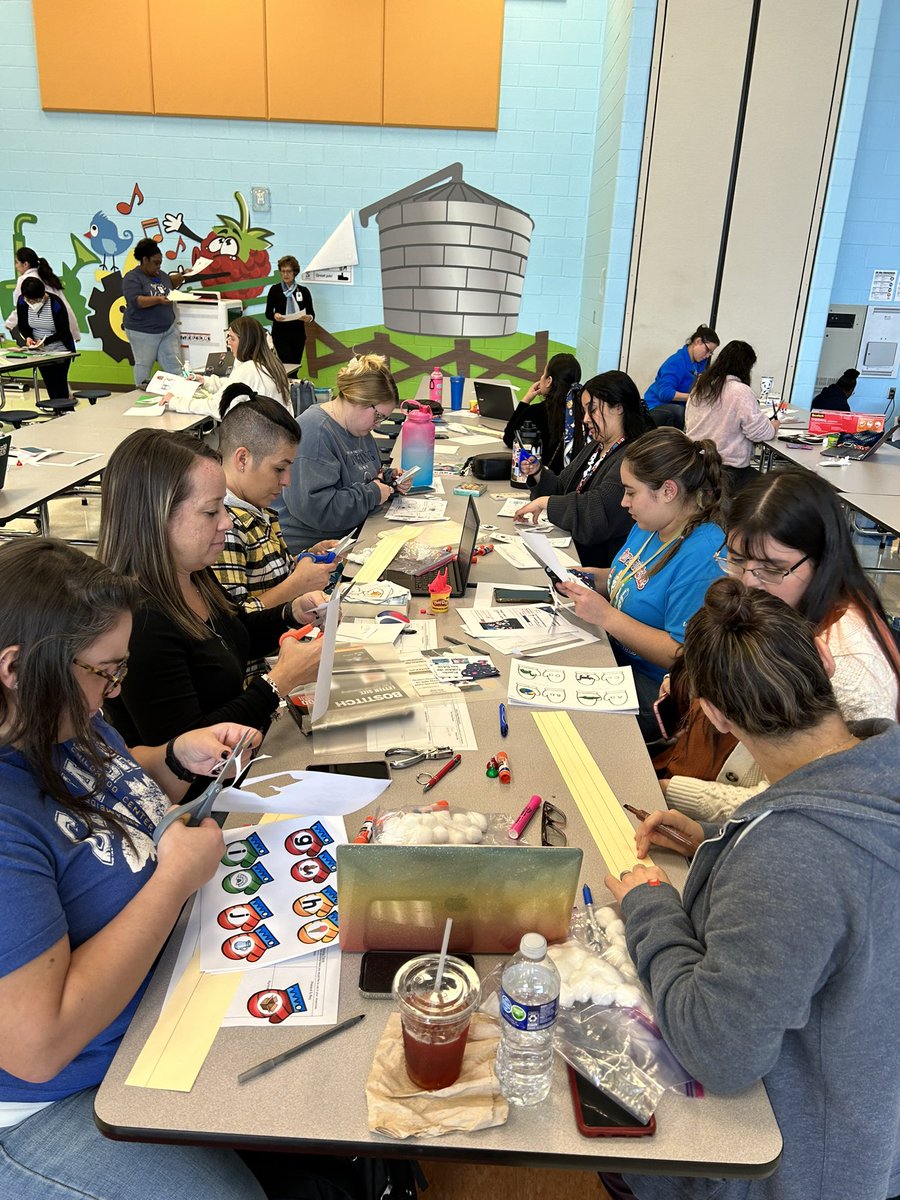 BLECC_BlueJays's tweet image. Working on strengthening our #Foundational #Literacy centers!