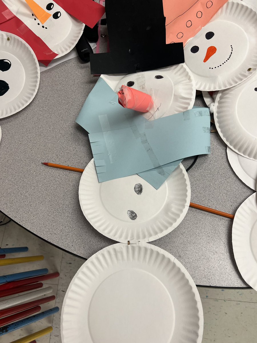 RosaCoss1's tweet image. Do You Want to Build a Snowman? January Family Project: Building a ☃️ @GuilfordEle #familyproject