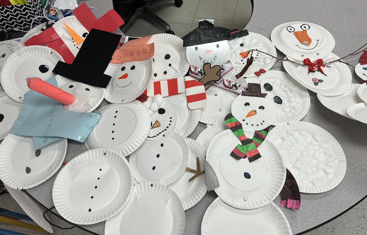 RosaCoss1's tweet image. Do You Want to Build a Snowman? January Family Project: Building a ☃️ @GuilfordEle #familyproject