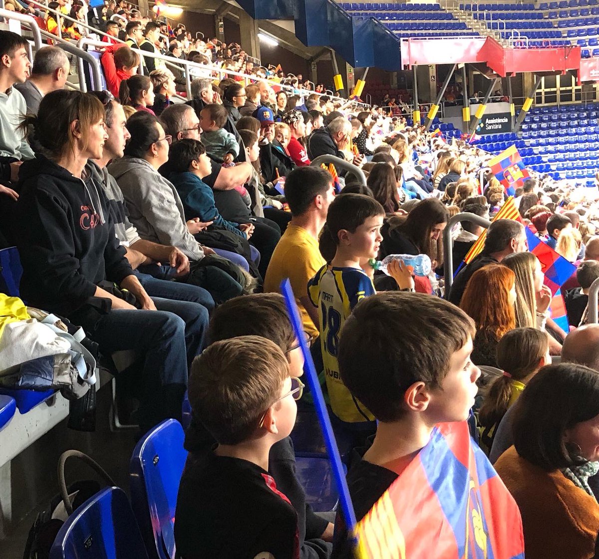 chpacadi_hoquei's tweet photo. 🟡🔵 Representació de @chpacadi a l’entrenament de portes obertes del @FCBhoquei . Gran festa de l’hoquei 🏑🥳
@RubiTools_Es @PEUSAenergia @GestoriaEstanol @CLYTONHOCKEY
#JuntsFemCadi
#ciutatdesport #laseudurgell #hoqueipatins #seguim #somhiCadi #AmuntCHPACadí
#FemOKNet https://t.co/TwoSojrNPI