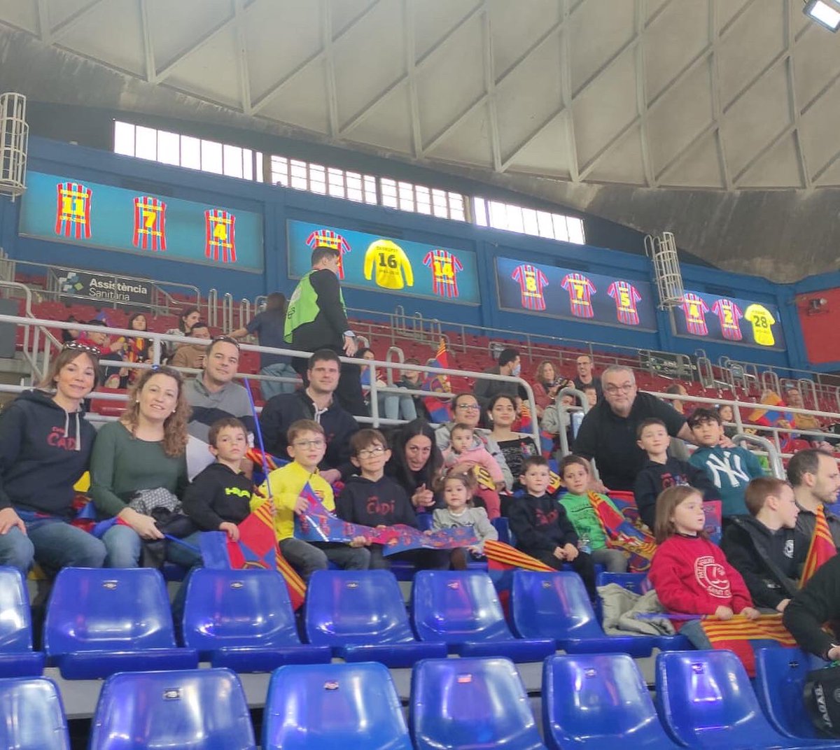 chpacadi_hoquei's tweet photo. 🟡🔵 Representació de @chpacadi a l’entrenament de portes obertes del @FCBhoquei . Gran festa de l’hoquei 🏑🥳
@RubiTools_Es @PEUSAenergia @GestoriaEstanol @CLYTONHOCKEY
#JuntsFemCadi
#ciutatdesport #laseudurgell #hoqueipatins #seguim #somhiCadi #AmuntCHPACadí
#FemOKNet https://t.co/TwoSojrNPI