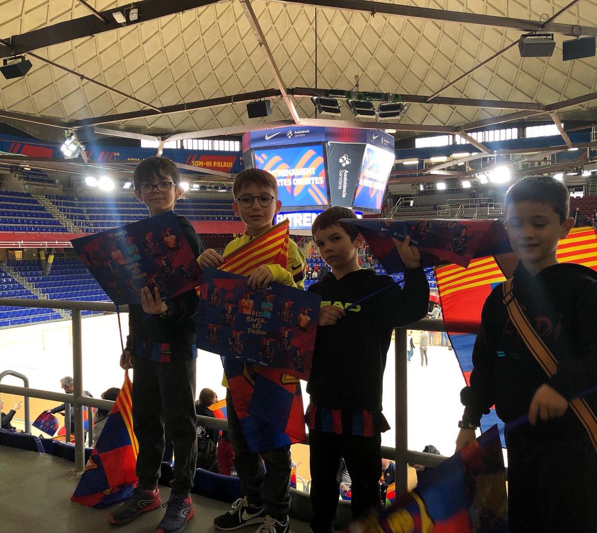 chpacadi_hoquei's tweet photo. 🟡🔵 Representació de @chpacadi a l’entrenament de portes obertes del @FCBhoquei . Gran festa de l’hoquei 🏑🥳
@RubiTools_Es @PEUSAenergia @GestoriaEstanol @CLYTONHOCKEY
#JuntsFemCadi
#ciutatdesport #laseudurgell #hoqueipatins #seguim #somhiCadi #AmuntCHPACadí
#FemOKNet https://t.co/TwoSojrNPI