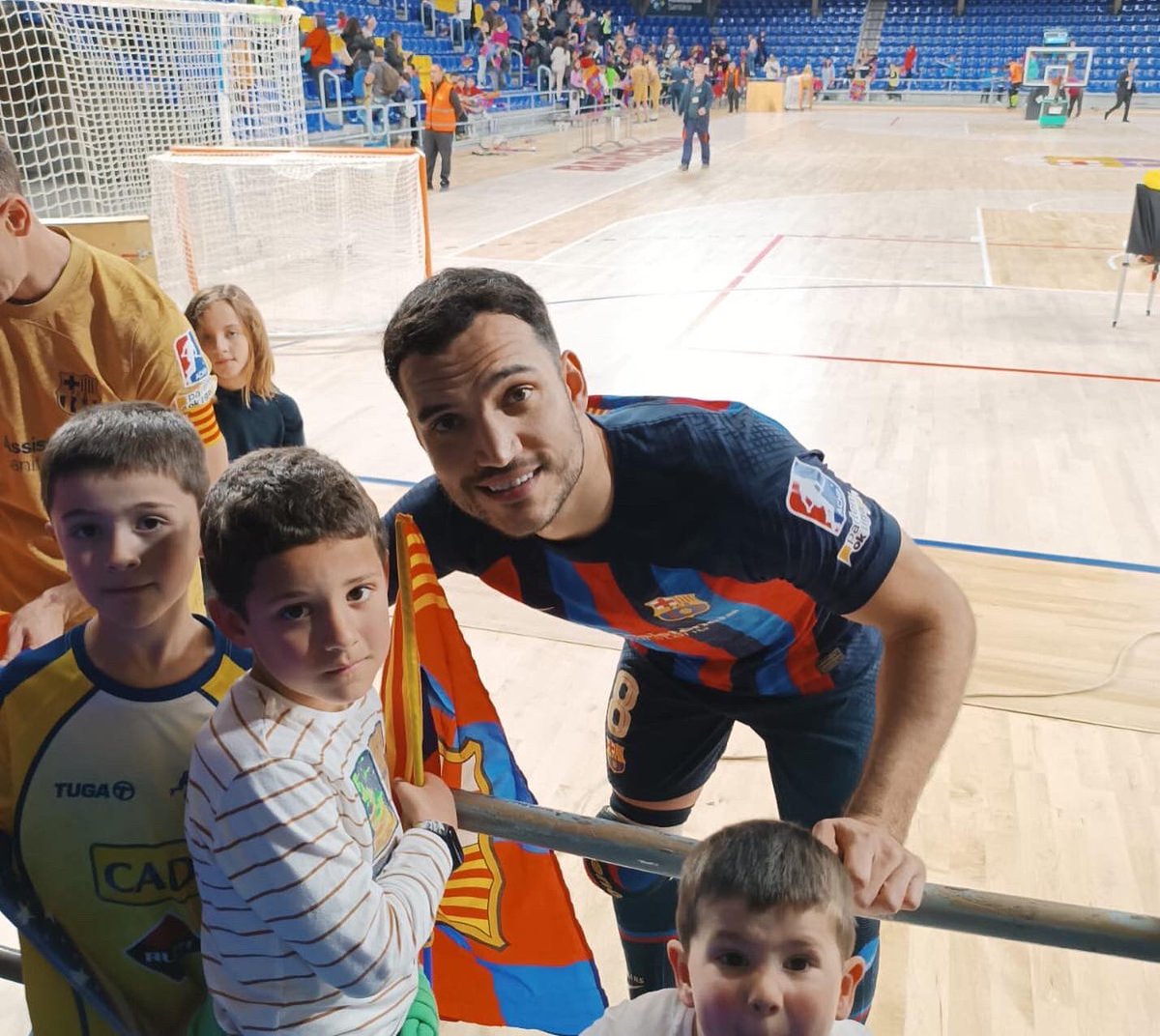 chpacadi_hoquei's tweet photo. 🟡🔵 Representació de @chpacadi a l’entrenament de portes obertes del @FCBhoquei . Gran festa de l’hoquei 🏑🥳
@RubiTools_Es @PEUSAenergia @GestoriaEstanol @CLYTONHOCKEY
#JuntsFemCadi
#ciutatdesport #laseudurgell #hoqueipatins #seguim #somhiCadi #AmuntCHPACadí
#FemOKNet https://t.co/TwoSojrNPI