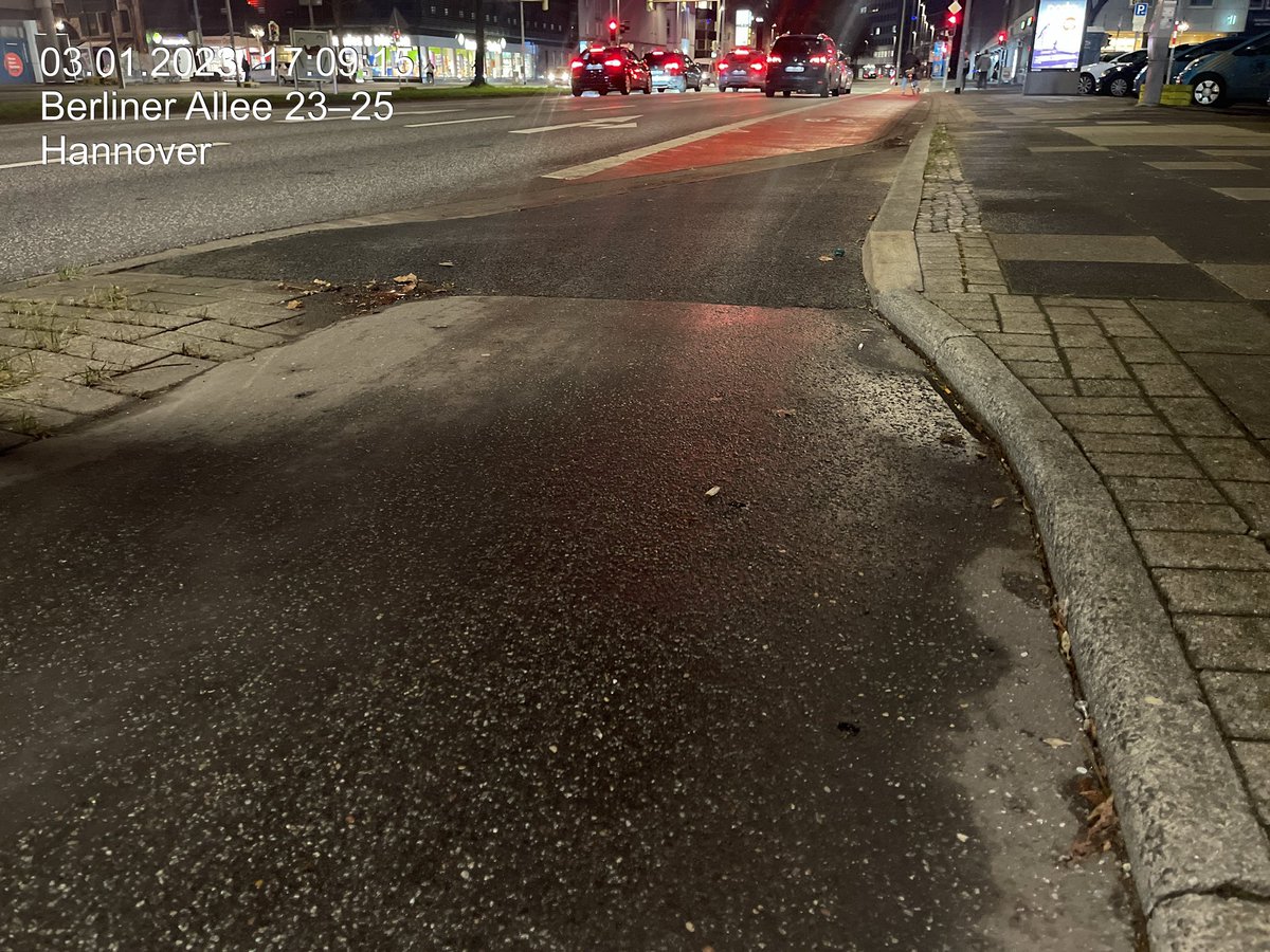 ICESonic6's tweet photo. Hohe Bordsteinkante -Spur Verengung  -Keine #ProtectLine zum Schnellen MKV - Zu Schmale Beidseitige #Radtrasse @GBinfraVelo @bmdv @Wissing @BelitOnay @Leinemaschbleib 25% Alltags #Radverkehr @2025Hannover @hannoverpolitik @radforum_h @OlafLies @TdV23 @Stadtradeln_Han @Polizei_H https://t.co/2rHNYECRxv