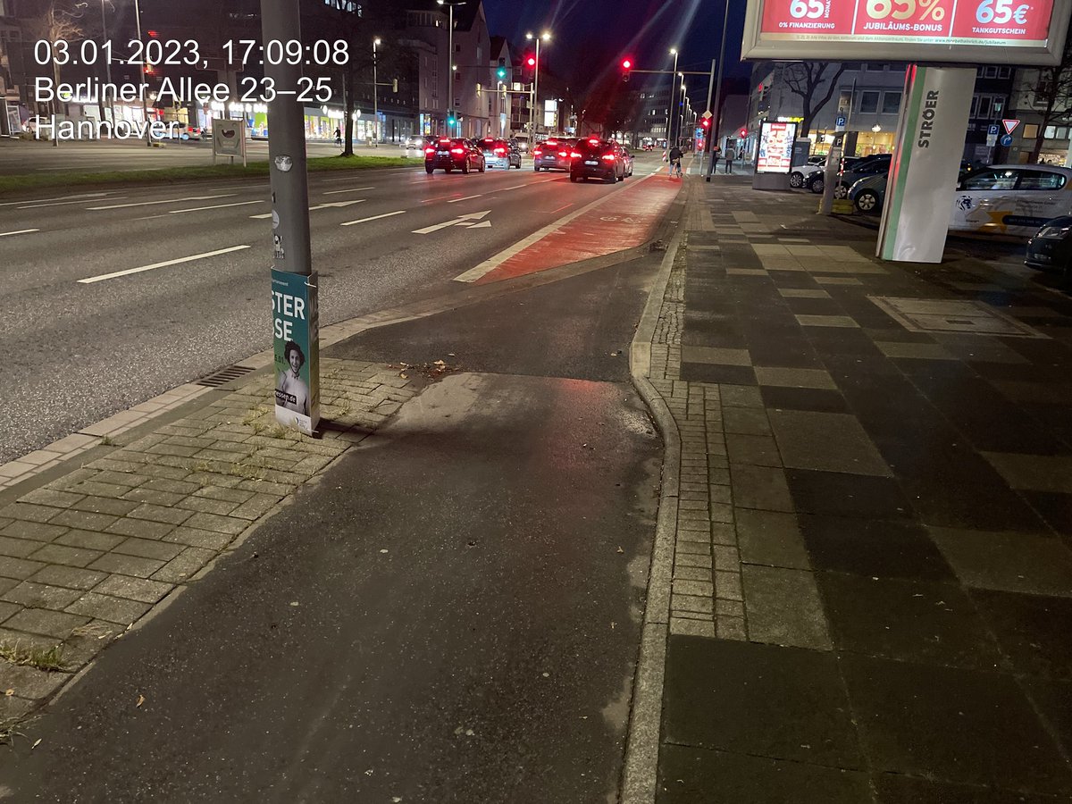 ICESonic6's tweet photo. Hohe Bordsteinkante -Spur Verengung  -Keine #ProtectLine zum Schnellen MKV - Zu Schmale Beidseitige #Radtrasse @GBinfraVelo @bmdv @Wissing @BelitOnay @Leinemaschbleib 25% Alltags #Radverkehr @2025Hannover @hannoverpolitik @radforum_h @OlafLies @TdV23 @Stadtradeln_Han @Polizei_H https://t.co/2rHNYECRxv