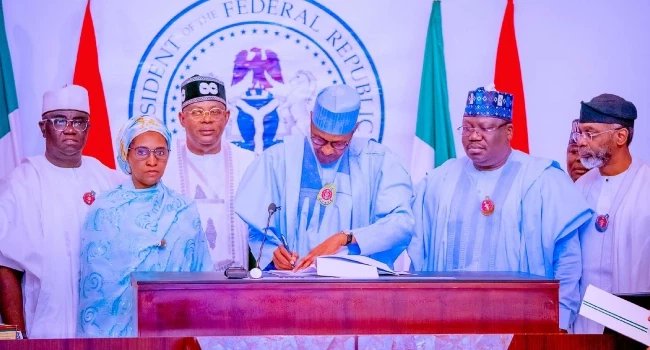 pattydearie's tweet photo. Pattydearie's Blog: Buhari signs N21.83trn 2023 budget into law https://t.co/7Ky7ZcFVCg https://t.co/xp57cIrCrm