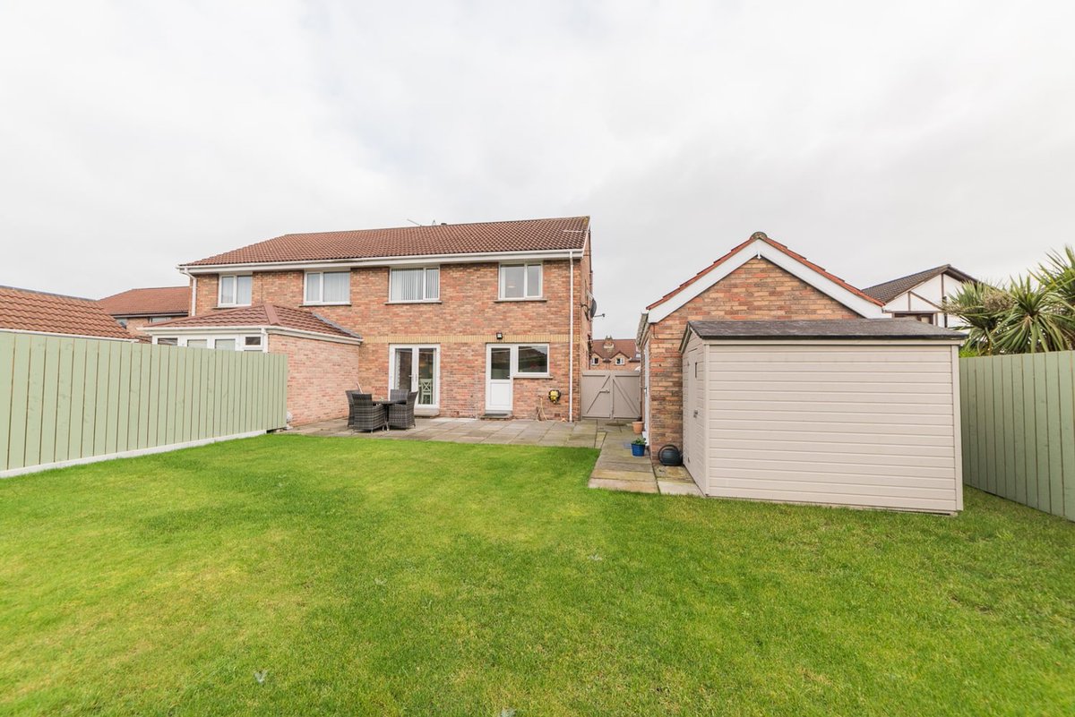 42 Lawnbrook Drive is a bright beautifully proportioned, well-designed home, perfect for a range of buyers from first-time buyers to families and downsizers alike. 📍 42 Lawnbrook Drive, Newtownards 🏷 £209,950 🛏 3 Beds 📞 Lindsay Fyfe & Company loom.ly/2XwQZ0k