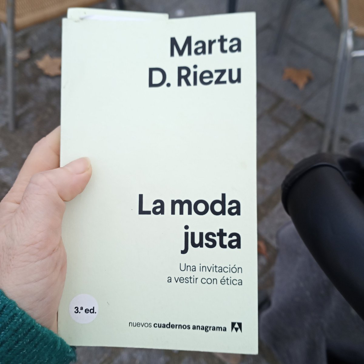 "En el planeta hay 75 millones de trabajadores que se dedican a confeccionar ropa. El 98% se encuentran en pobreza sistémica, la gran mayoría mujeres (el 75%)".