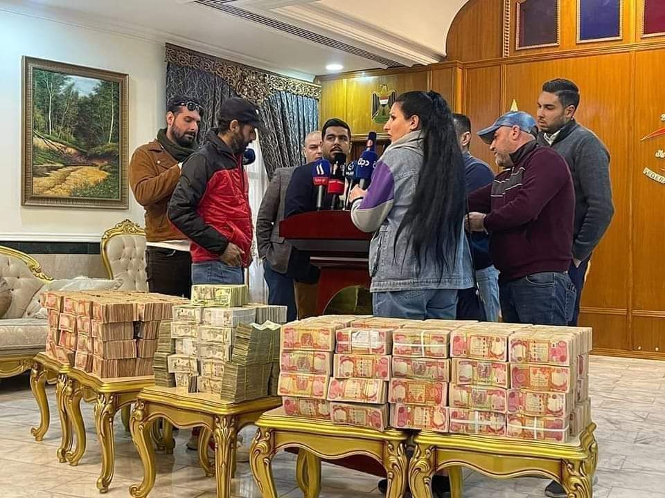 زوجة "هيثم الجبوري" تعيد مبلغ قدره 4 مليارات دينار إلى الدولة من اصل 4000 مليار مبالغ سرقة القرن